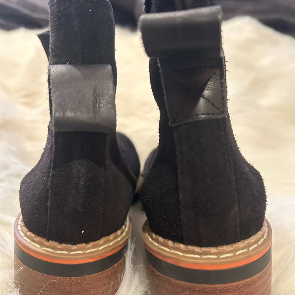 Universal Thread Size 8 Leather Boots - image 3